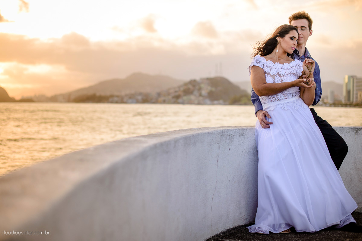 Ensaio realizado por fotógrafos de casamento de Vila velha fotógrafos de casamento de Vitória fotógrafos de casamento de Serra Espirito Santo ES com um lindo casal apaixonado e com belas paisagens e por do sol