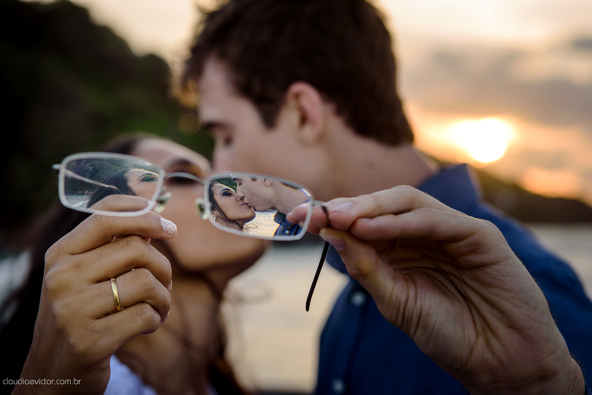 Ensaio realizado por fotógrafos de casamento de Vila velha fotógrafos de casamento de Vitória fotógrafos de casamento de Serra Espirito Santo ES com um lindo casal apaixonado e com belas paisagens e por do sol