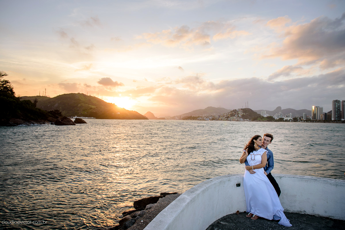 Ensaio realizado por fotógrafos de casamento de Vila velha fotógrafos de casamento de Vitória fotógrafos de casamento de Serra Espirito Santo ES com um lindo casal apaixonado e com belas paisagens e por do sol