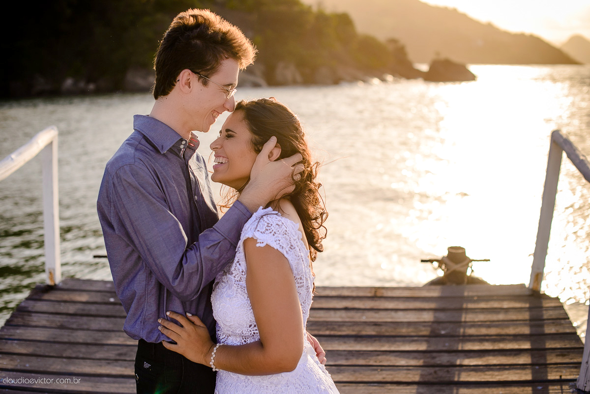Ensaio realizado por fotógrafos de casamento de Vila velha fotógrafos de casamento de Vitória fotógrafos de casamento de Serra Espirito Santo ES com um lindo casal apaixonado e com belas paisagens e por do sol