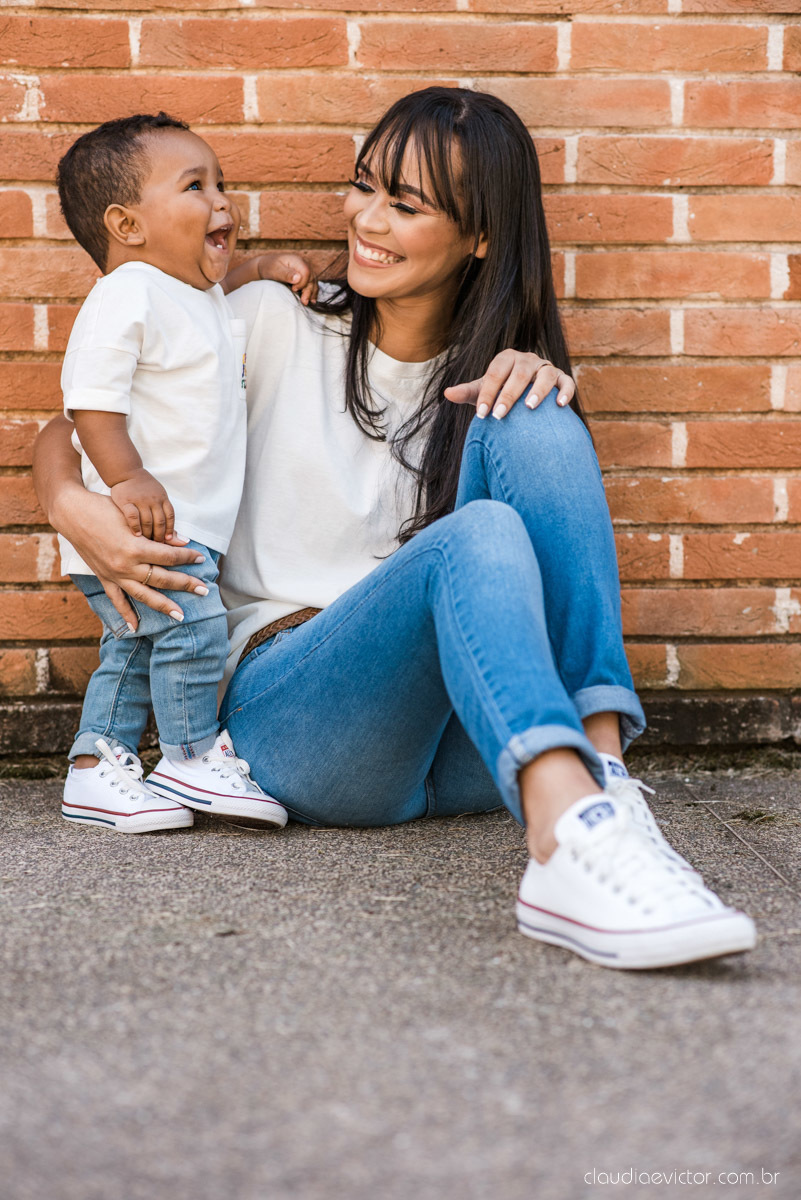 Lindo ensaio infantil realizado na Ilha do Frade por fotógrafos de casamento em vila velha fotógrafos de casamento em vitória fotógrafos de casamento em serra e Guarapari com criança por do sol e fotos de família com roupa mãe e filho