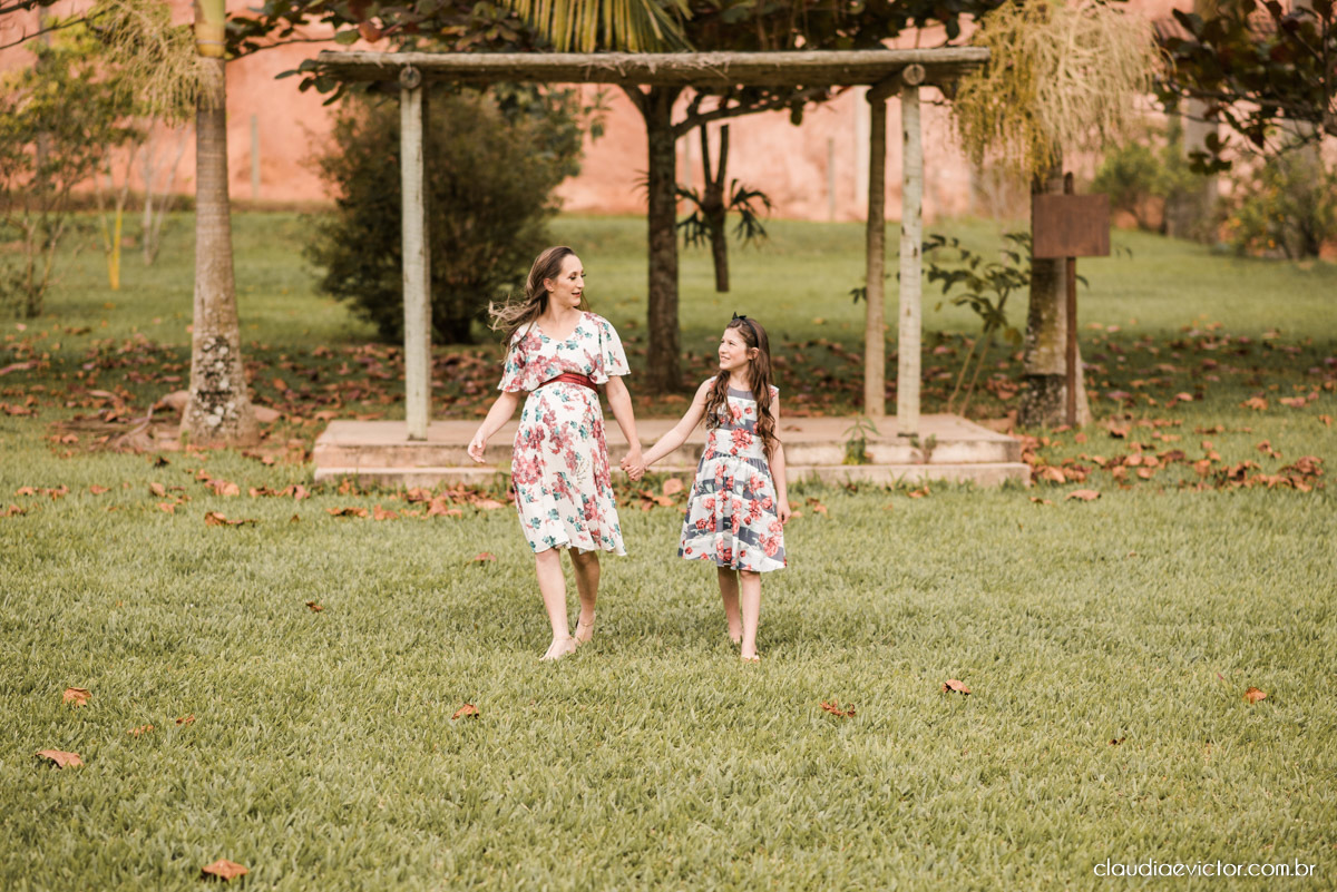 Lindo ensaio de gestante grávida feito em Ibatiba na chácara 3g feito por fotógrafos de casamento em vila velha fotógrafos de casamento em vitória fotógrafos de casamento em serra espirito santo es com por do sol e sitio fotos de familia