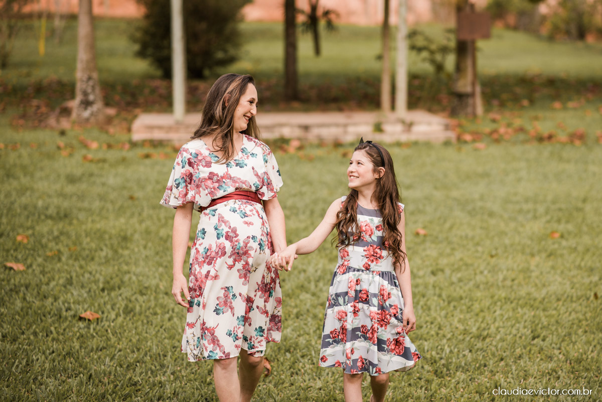 Lindo ensaio de gestante grávida feito em Ibatiba na chácara 3g feito por fotógrafos de casamento em vila velha fotógrafos de casamento em vitória fotógrafos de casamento em serra espirito santo es com por do sol e sitio fotos de familia