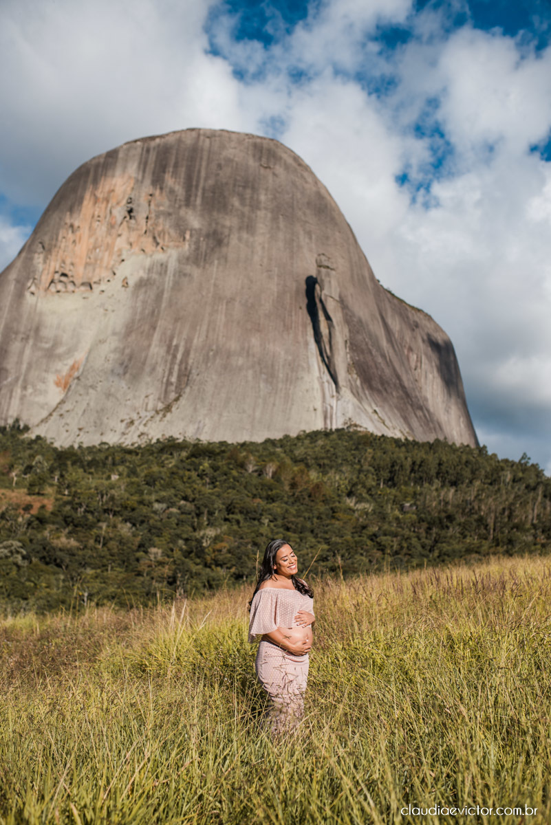 Lindo ensaio de gestante e casal em pedra azul por fotógrafos de casamento em vila velha espirito santo fotografos de casamento em vitória fotógrafos de casamento em serra es com grávida por do sol e fotos no campo