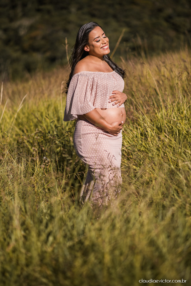 Lindo ensaio de gestante e casal em pedra azul por fotógrafos de casamento em vila velha espirito santo fotografos de casamento em vitória fotógrafos de casamento em serra es com grávida por do sol e fotos no campo