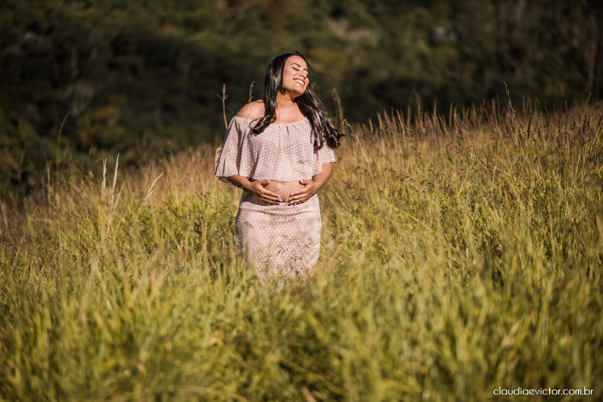 Lindo ensaio de gestante e casal em pedra azul por fotógrafos de casamento em vila velha espirito santo fotografos de casamento em vitória fotógrafos de casamento em serra es com grávida por do sol e fotos no campo
