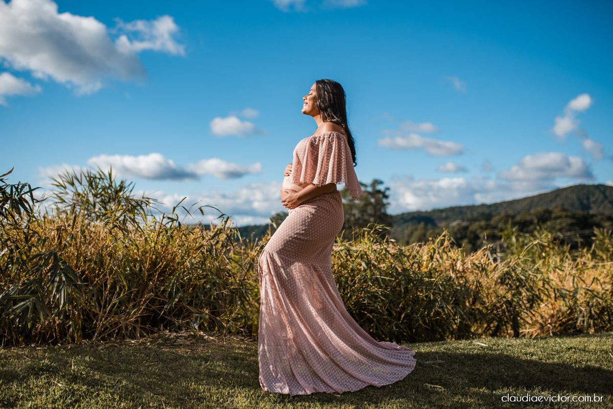 Lindo ensaio de gestante e casal em pedra azul por fotógrafos de casamento em vila velha espirito santo fotografos de casamento em vitória fotógrafos de casamento em serra es com grávida por do sol e fotos no campo