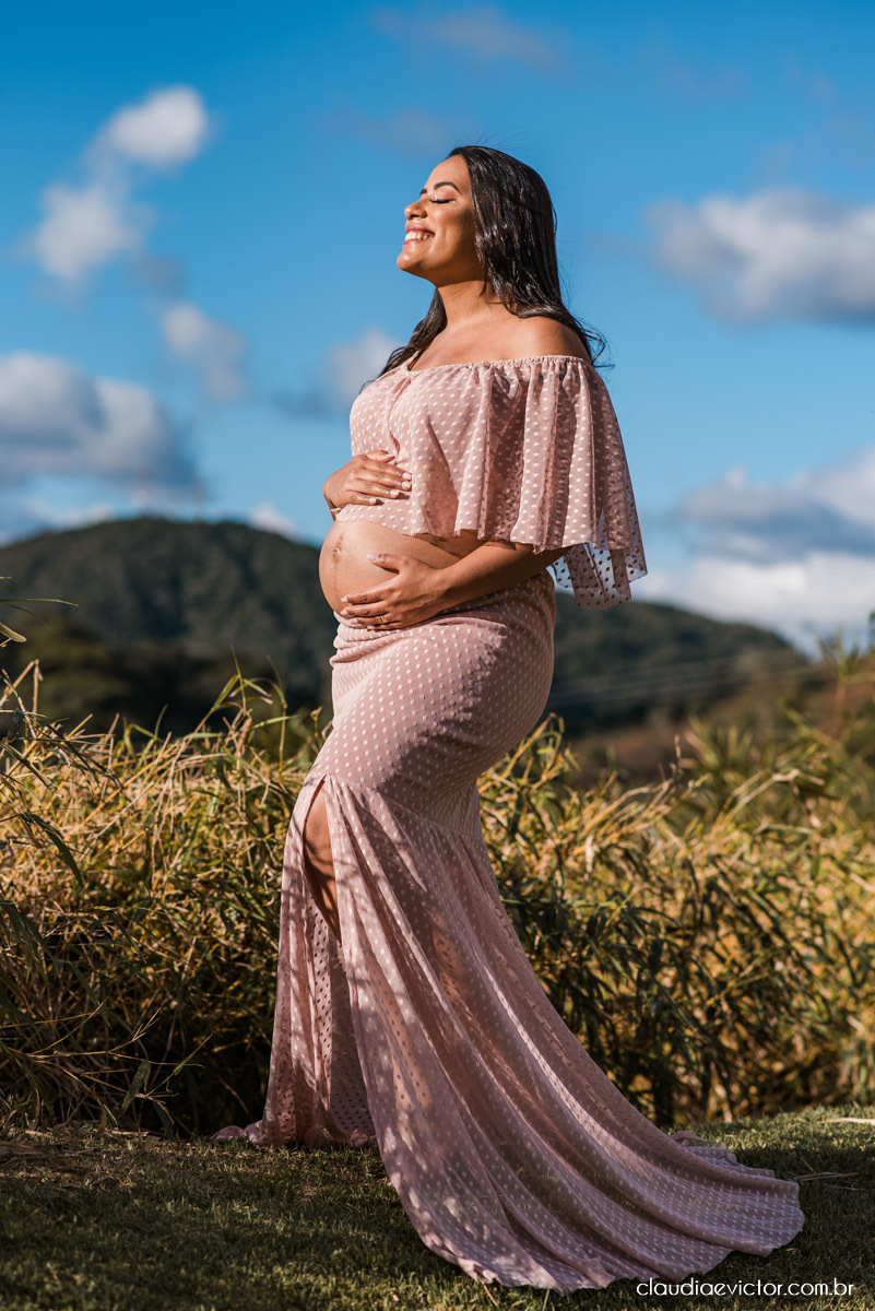 Lindo ensaio de gestante e casal em pedra azul por fotógrafos de casamento em vila velha espirito santo fotografos de casamento em vitória fotógrafos de casamento em serra es com grávida por do sol e fotos no campo