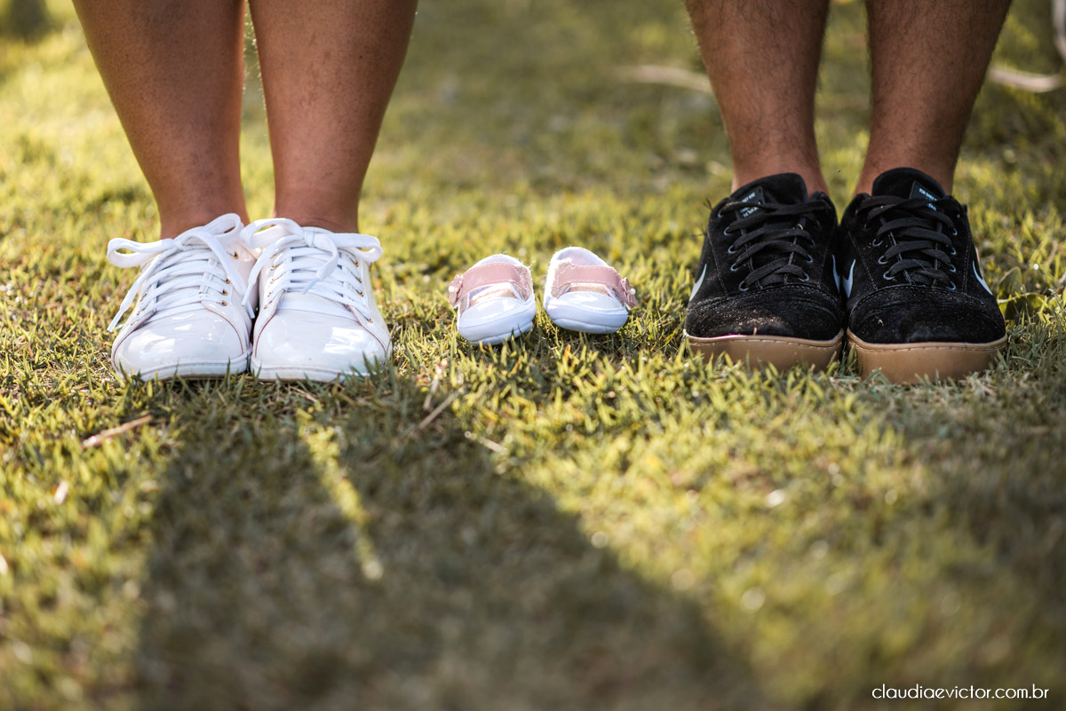 Lindo ensaio de gestante e casal em pedra azul por fotógrafos de casamento em vila velha espirito santo fotografos de casamento em vitória fotógrafos de casamento em serra es com grávida por do sol e fotos no campo