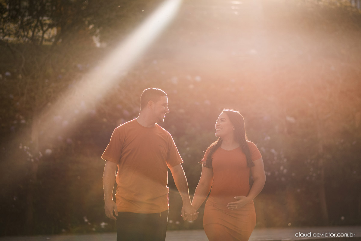 Lindo ensaio de gestante e casal em pedra azul por fotógrafos de casamento em vila velha espirito santo fotografos de casamento em vitória fotógrafos de casamento em serra es com grávida por do sol e fotos no campo