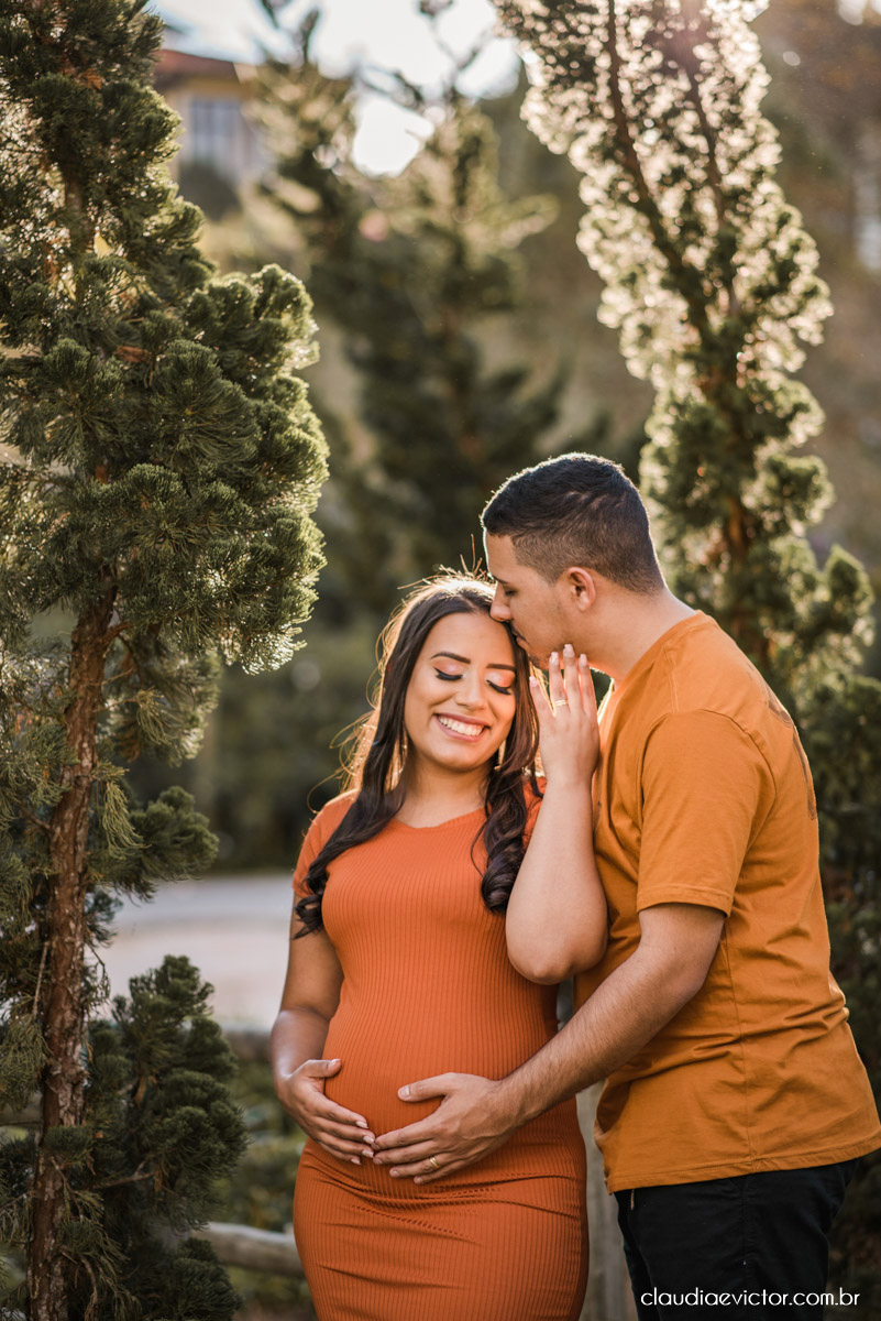 Lindo ensaio de gestante e casal em pedra azul por fotógrafos de casamento em vila velha espirito santo fotografos de casamento em vitória fotógrafos de casamento em serra es com grávida por do sol e fotos no campo