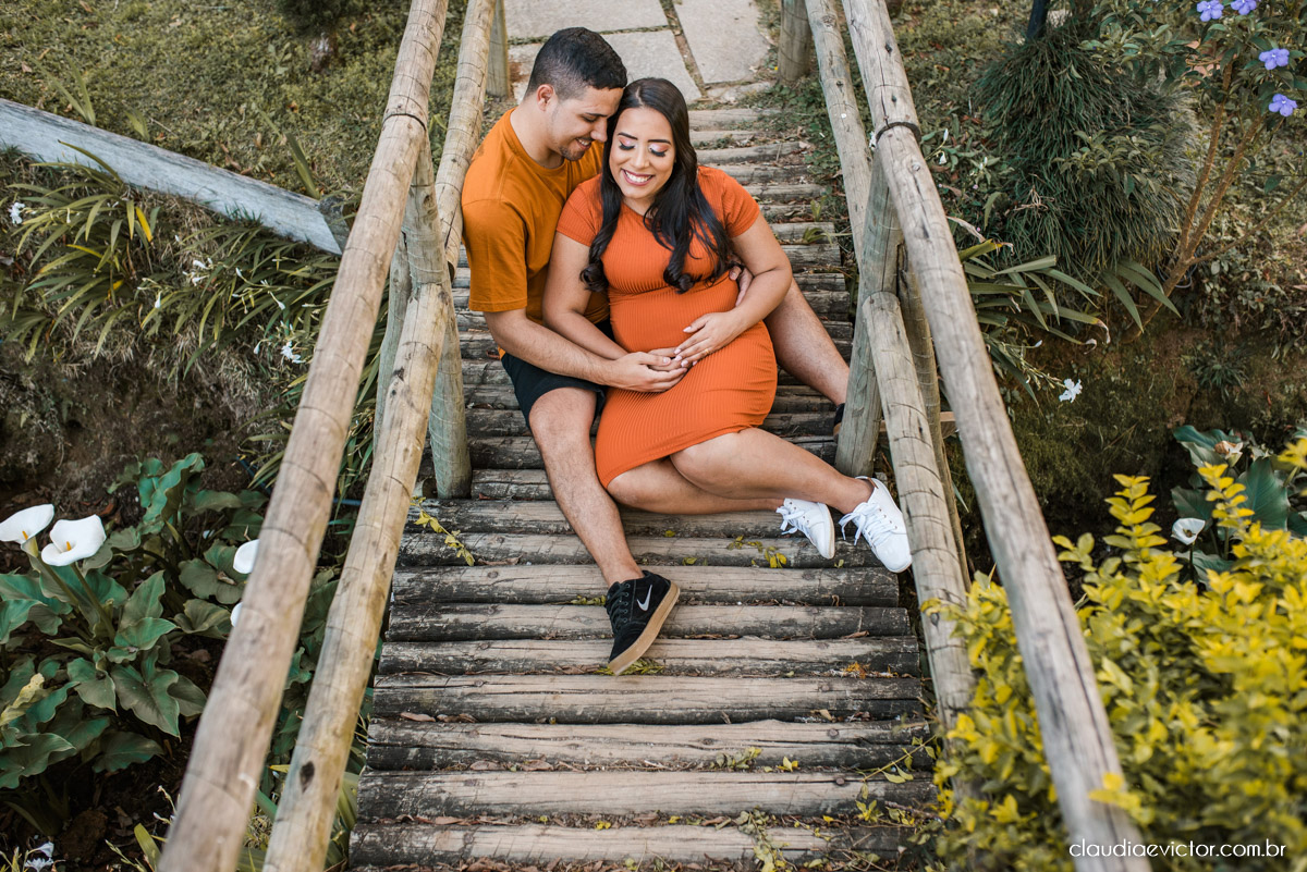 Lindo ensaio de gestante e casal em pedra azul por fotógrafos de casamento em vila velha espirito santo fotografos de casamento em vitória fotógrafos de casamento em serra es com grávida por do sol e fotos no campo