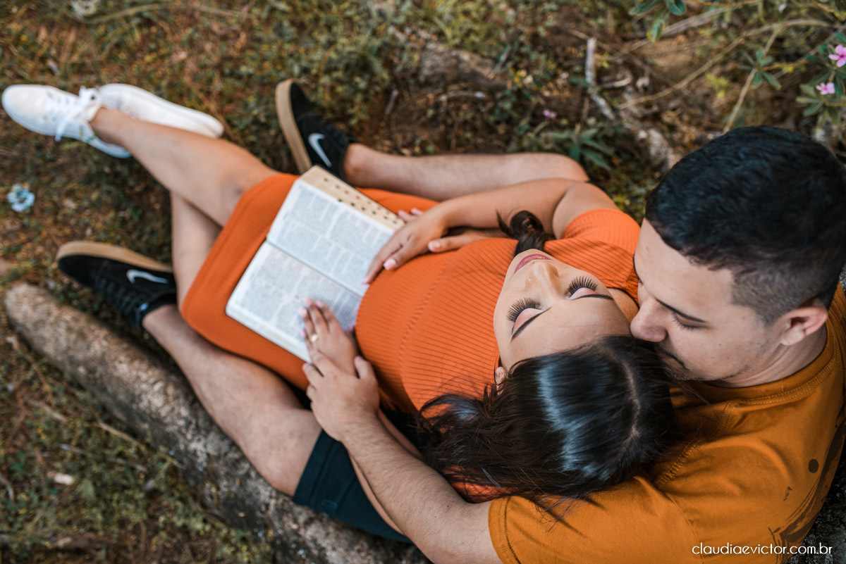 Lindo ensaio de gestante e casal em pedra azul por fotógrafos de casamento em vila velha espirito santo fotografos de casamento em vitória fotógrafos de casamento em serra es com grávida por do sol e fotos no campo