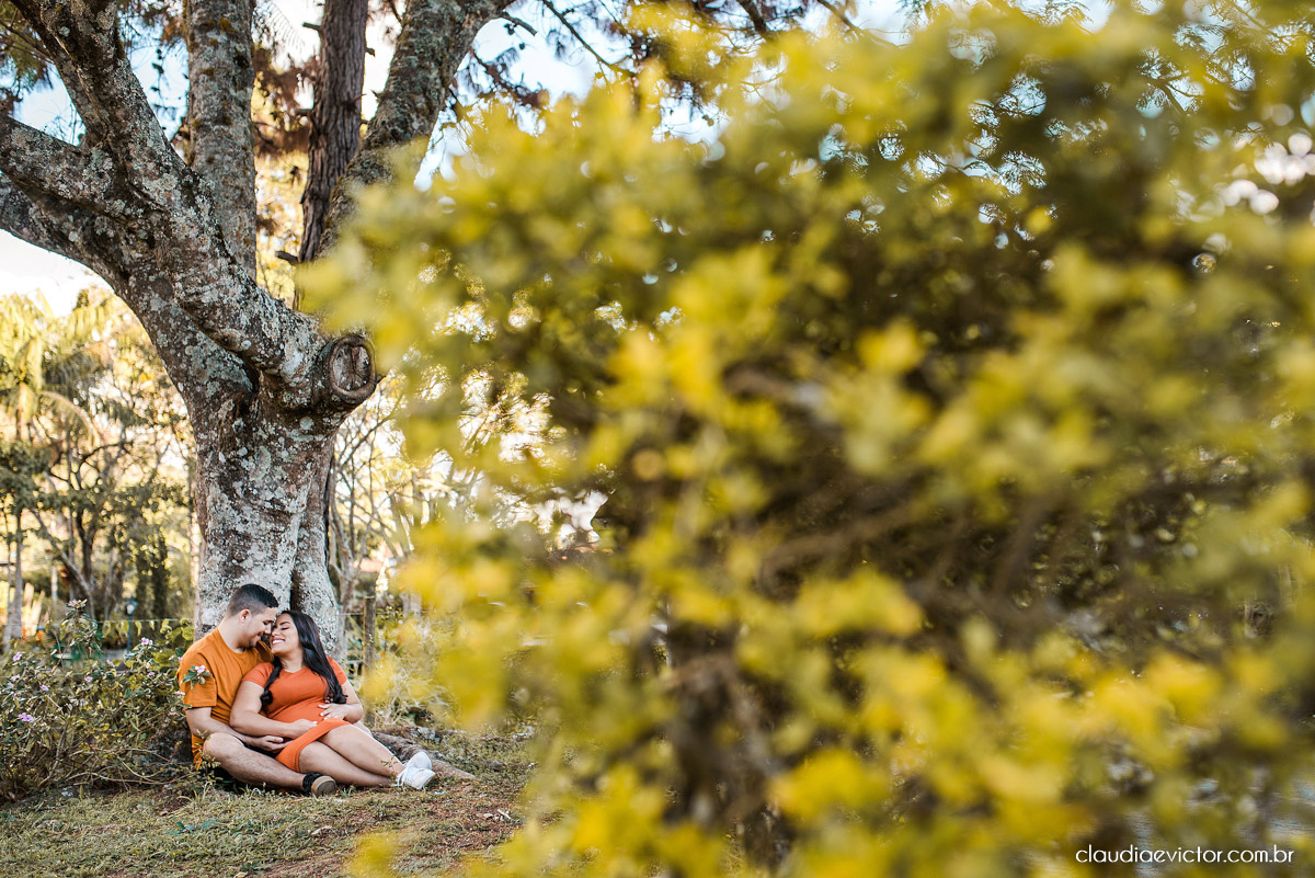 Lindo ensaio de gestante e casal em pedra azul por fotógrafos de casamento em vila velha espirito santo fotografos de casamento em vitória fotógrafos de casamento em serra es com grávida por do sol e fotos no campo