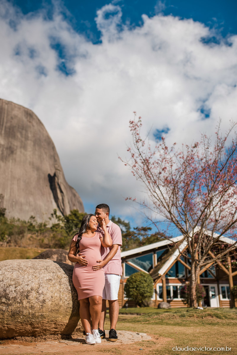 Lindo ensaio de gestante e casal em pedra azul por fotógrafos de casamento em vila velha espirito santo fotografos de casamento em vitória fotógrafos de casamento em serra es com grávida por do sol e fotos no campo
