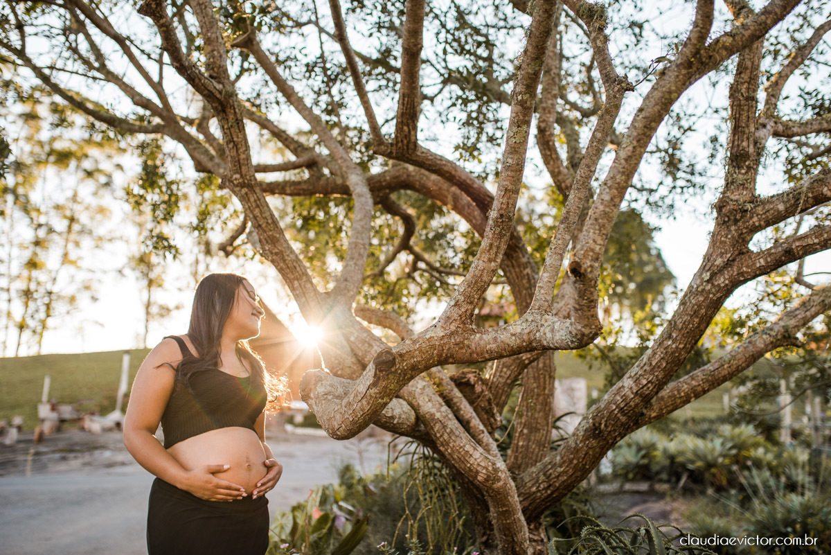 Lindo ensaio de gestante e casal em pedra azul por fotógrafos de casamento em vila velha espirito santo fotografos de casamento em vitória fotógrafos de casamento em serra es com grávida por do sol e fotos no campo