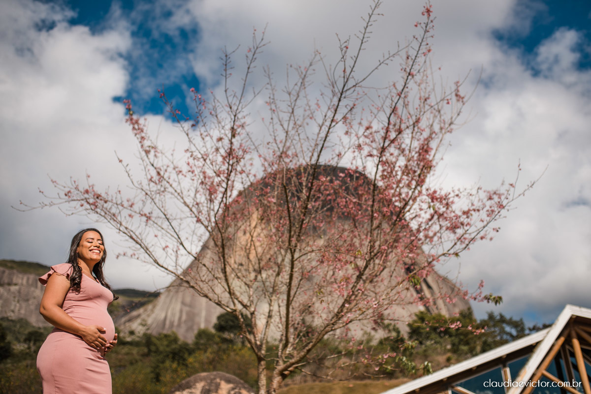 Lindo ensaio de gestante e casal em pedra azul por fotógrafos de casamento em vila velha espirito santo fotografos de casamento em vitória fotógrafos de casamento em serra es com grávida por do sol e fotos no campo