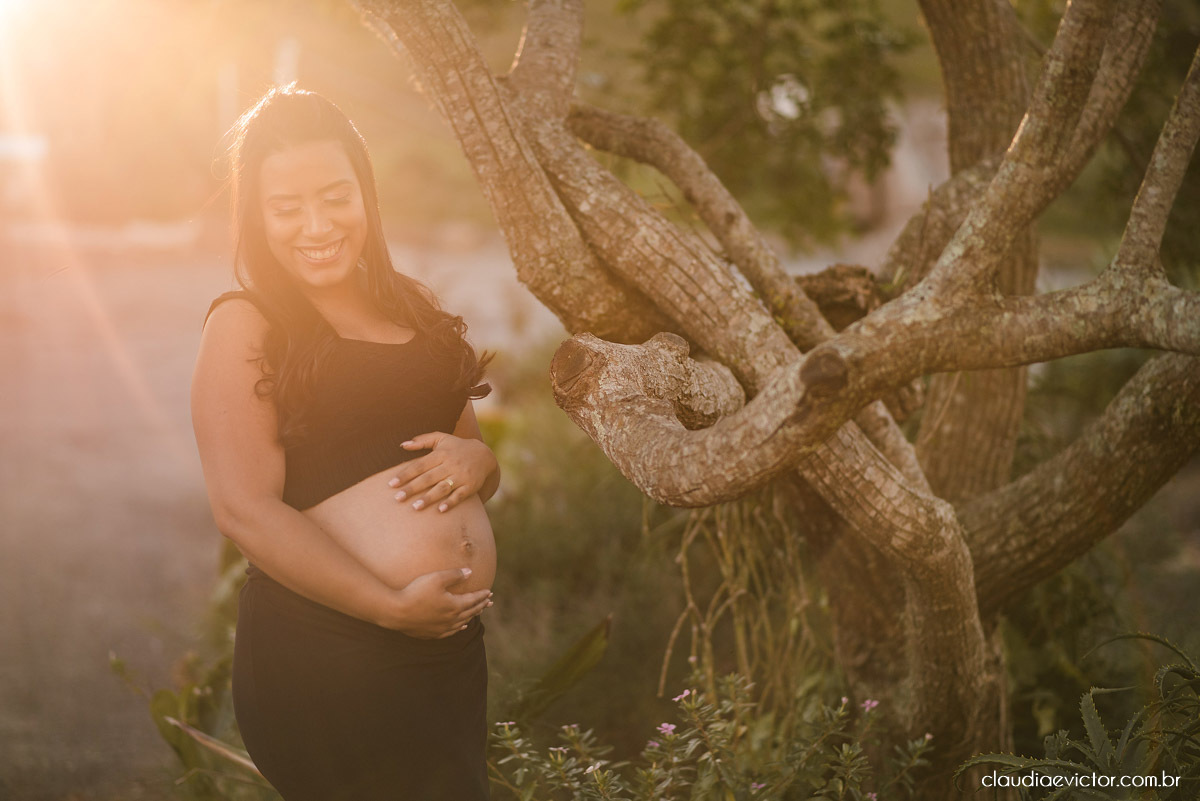 Lindo ensaio de gestante e casal em pedra azul por fotógrafos de casamento em vila velha espirito santo fotografos de casamento em vitória fotógrafos de casamento em serra es com grávida por do sol e fotos no campo