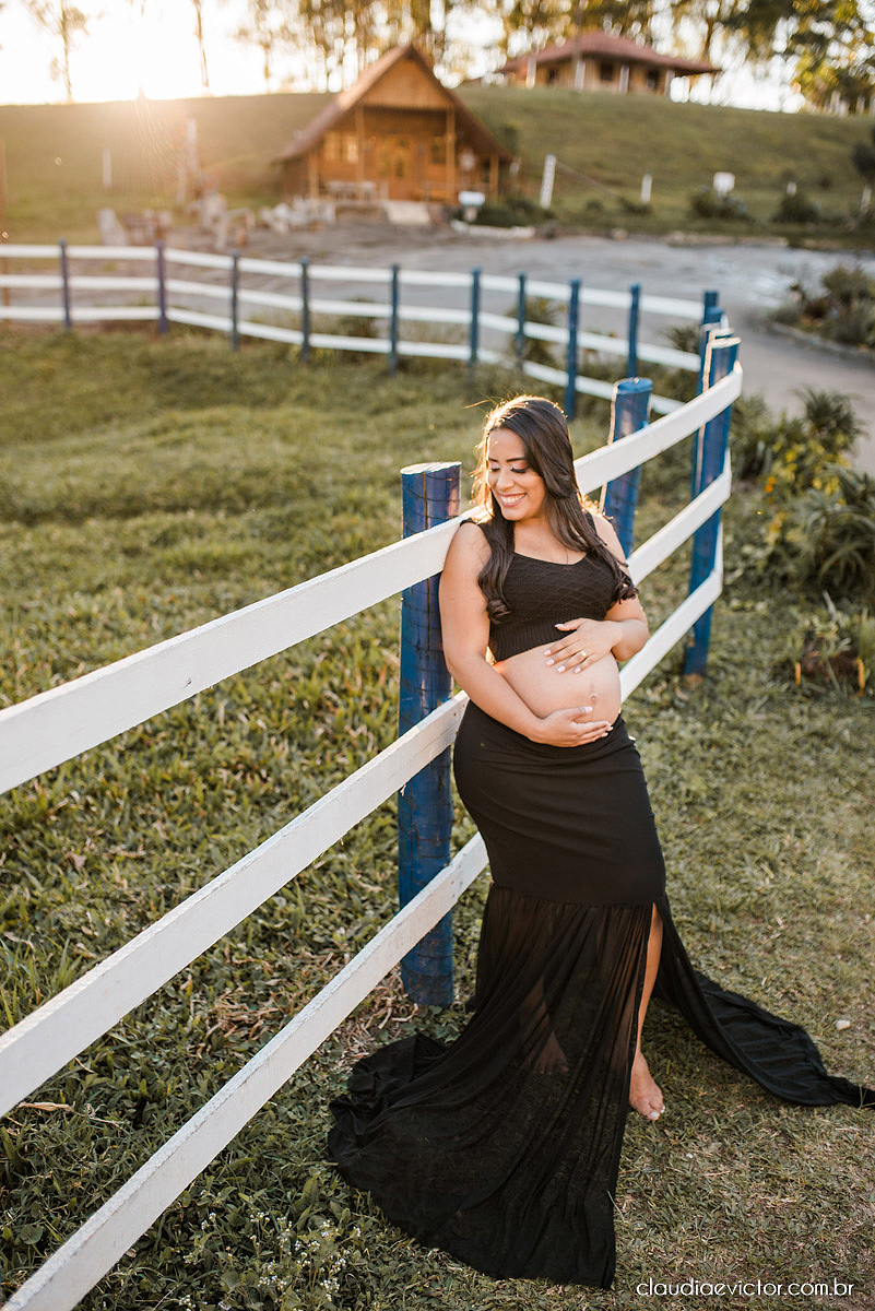 Lindo ensaio de gestante e casal em pedra azul por fotógrafos de casamento em vila velha espirito santo fotografos de casamento em vitória fotógrafos de casamento em serra es com grávida por do sol e fotos no campo
