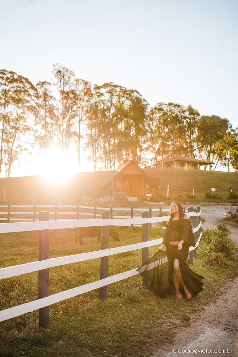 Lindo ensaio de gestante e casal em pedra azul por fotógrafos de casamento em vila velha espirito santo fotografos de casamento em vitória fotógrafos de casamento em serra es com grávida por do sol e fotos no campo