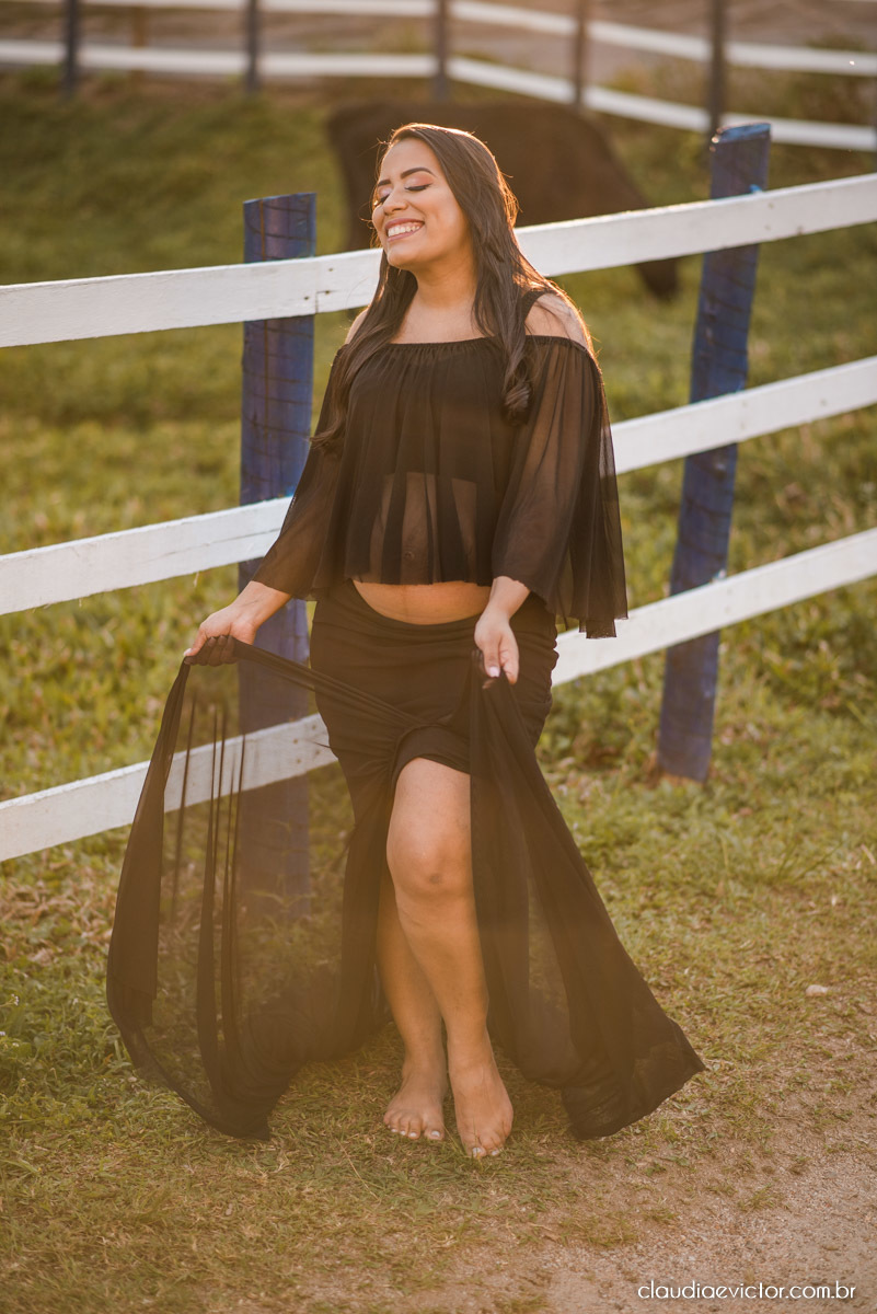 Lindo ensaio de gestante e casal em pedra azul por fotógrafos de casamento em vila velha espirito santo fotografos de casamento em vitória fotógrafos de casamento em serra es com grávida por do sol e fotos no campo