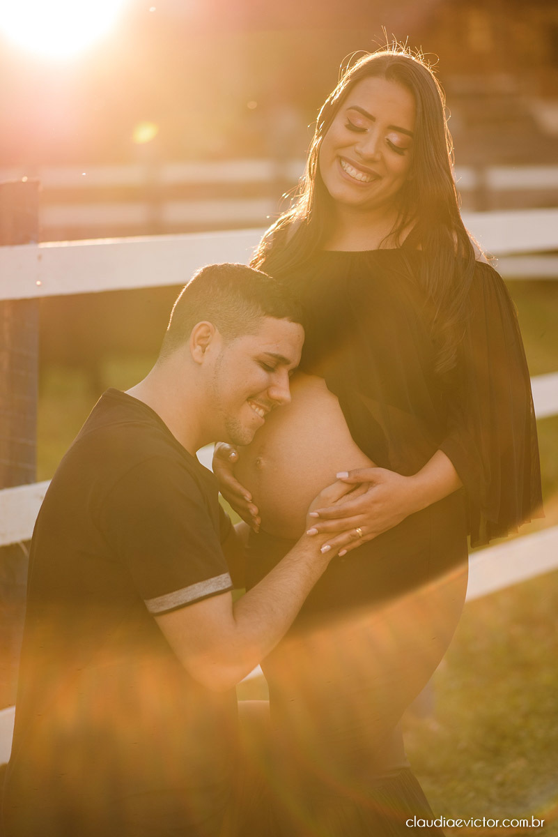Lindo ensaio de gestante e casal em pedra azul por fotógrafos de casamento em vila velha espirito santo fotografos de casamento em vitória fotógrafos de casamento em serra es com grávida por do sol e fotos no campo