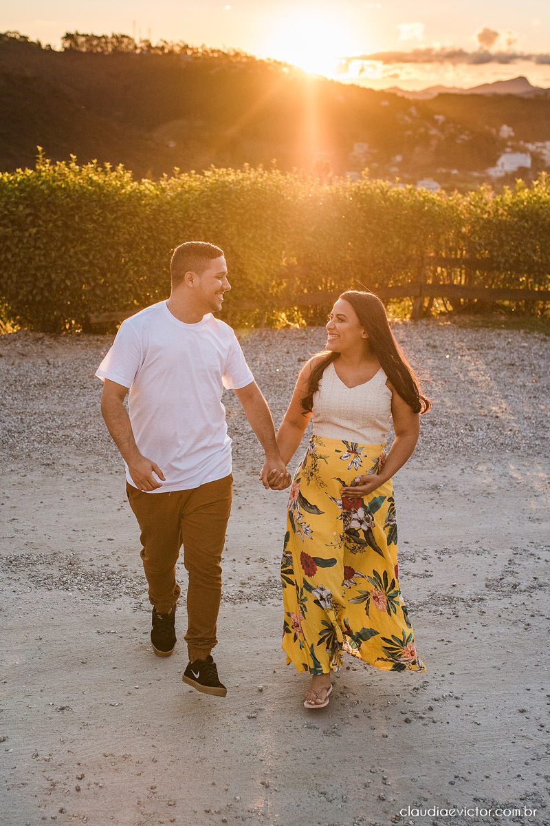 Lindo ensaio de gestante e casal em pedra azul por fotógrafos de casamento em vila velha espirito santo fotografos de casamento em vitória fotógrafos de casamento em serra es com grávida por do sol e fotos no campo