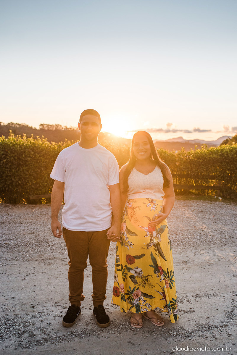 Lindo ensaio de gestante e casal em pedra azul por fotógrafos de casamento em vila velha espirito santo fotografos de casamento em vitória fotógrafos de casamento em serra es com grávida por do sol e fotos no campo