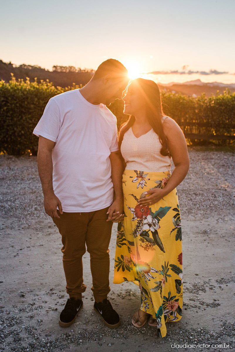 Lindo ensaio de gestante e casal em pedra azul por fotógrafos de casamento em vila velha espirito santo fotografos de casamento em vitória fotógrafos de casamento em serra es com grávida por do sol e fotos no campoLindo ensaio de gestante e casal em pedra