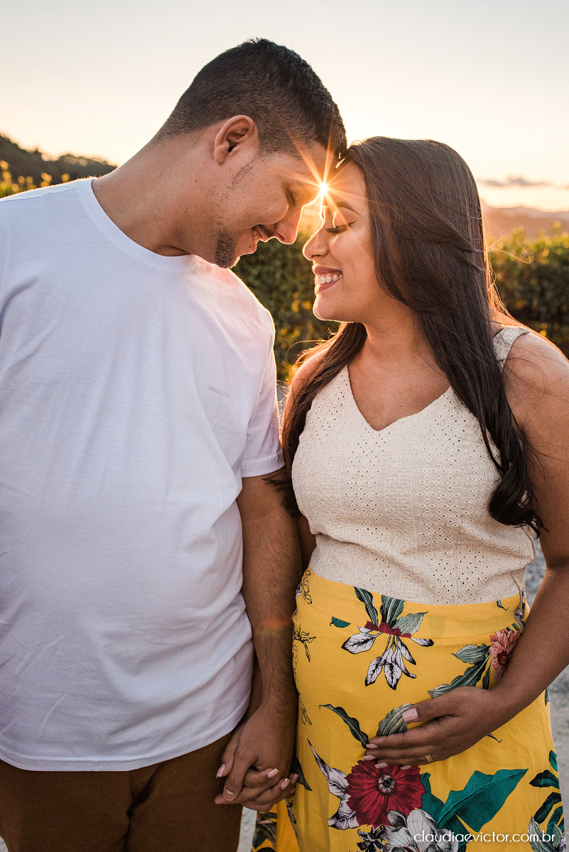 Lindo ensaio de gestante e casal em pedra azul por fotógrafos de casamento em vila velha espirito santo fotografos de casamento em vitória fotógrafos de casamento em serra es com grávida por do sol e fotos no campo