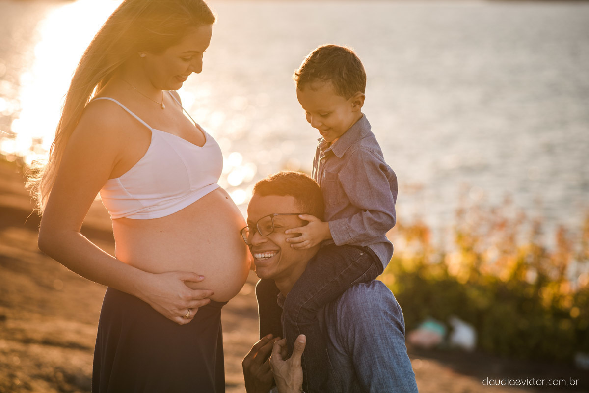 Lindo ensaio de gestante e grávida por fotógrafos de casamento em vila velha espirito santo es fotógrafos de casamento em vitória fotógrafos de casamento em serra com por do sol praia e fotos em família praia de itapoã e barcos de pescador