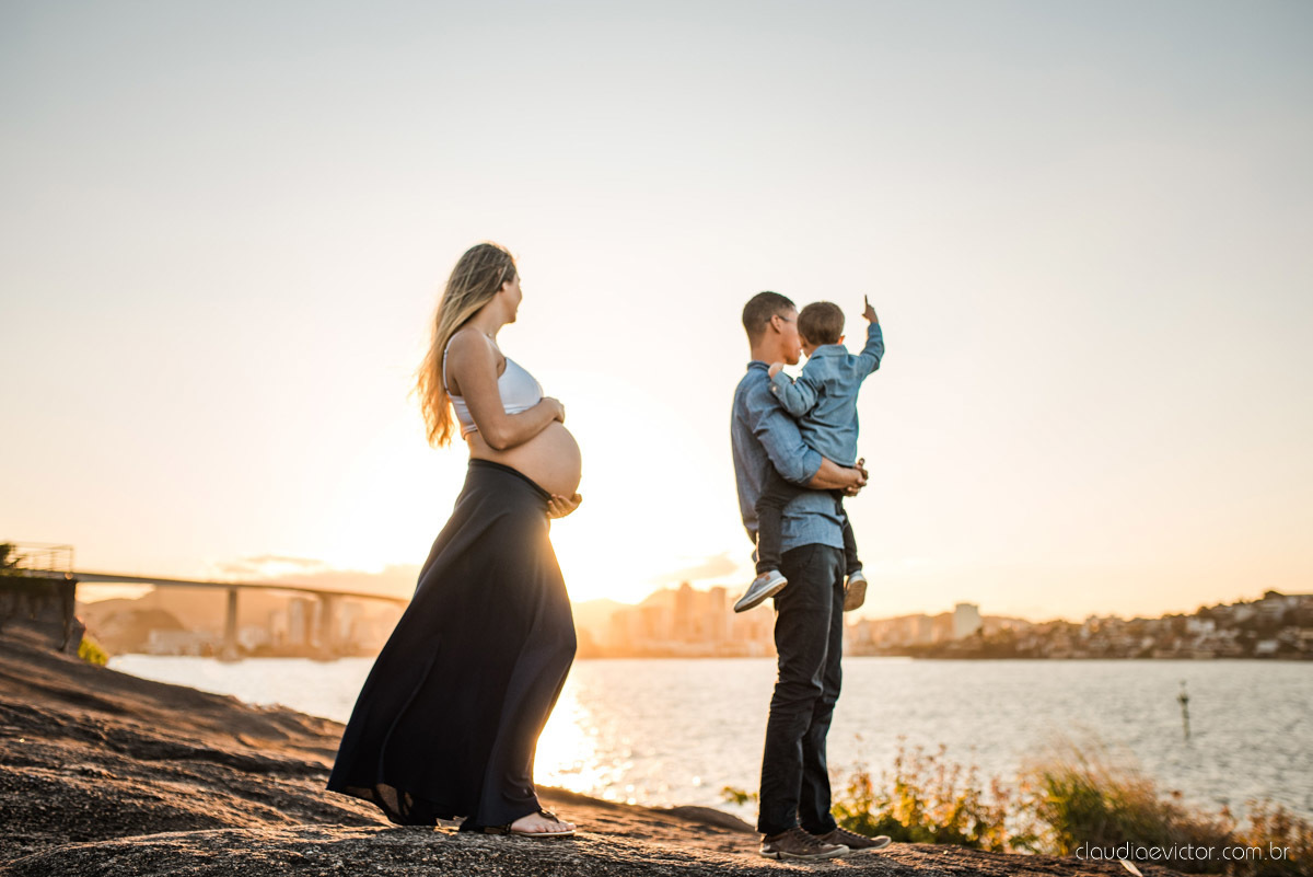 Lindo ensaio de gestante e grávida por fotógrafos de casamento em vila velha espirito santo es fotógrafos de casamento em vitória fotógrafos de casamento em serra com por do sol praia e fotos em família praia de itapoã e barcos de pescador