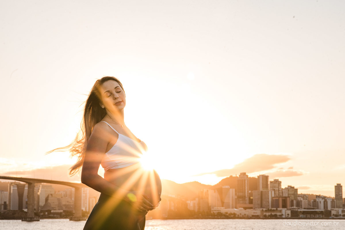 Lindo ensaio de gestante e grávida por fotógrafos de casamento em vila velha espirito santo es fotógrafos de casamento em vitória fotógrafos de casamento em serra com por do sol praia e fotos em família praia de itapoã e barcos de pescador