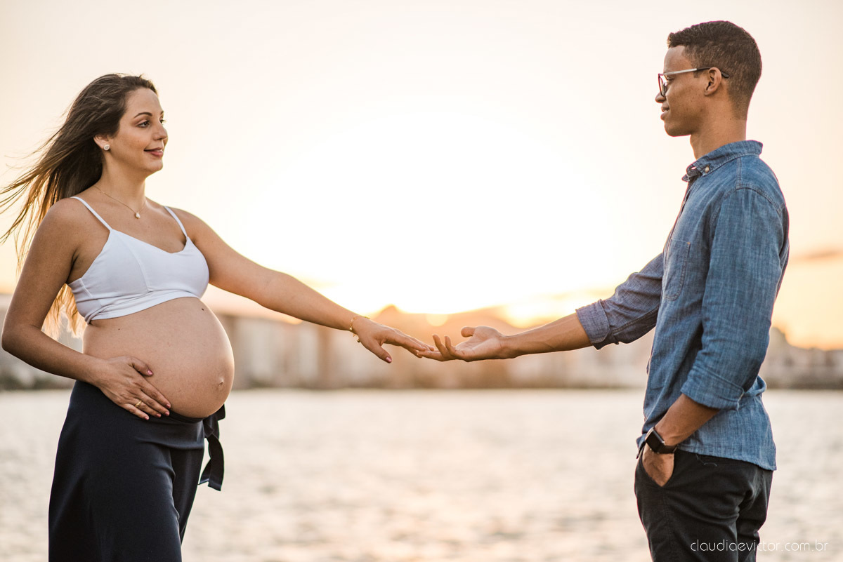 Lindo ensaio de gestante e grávida por fotógrafos de casamento em vila velha espirito santo es fotógrafos de casamento em vitória fotógrafos de casamento em serra com por do sol praia e fotos em família praia de itapoã e barcos de pescador