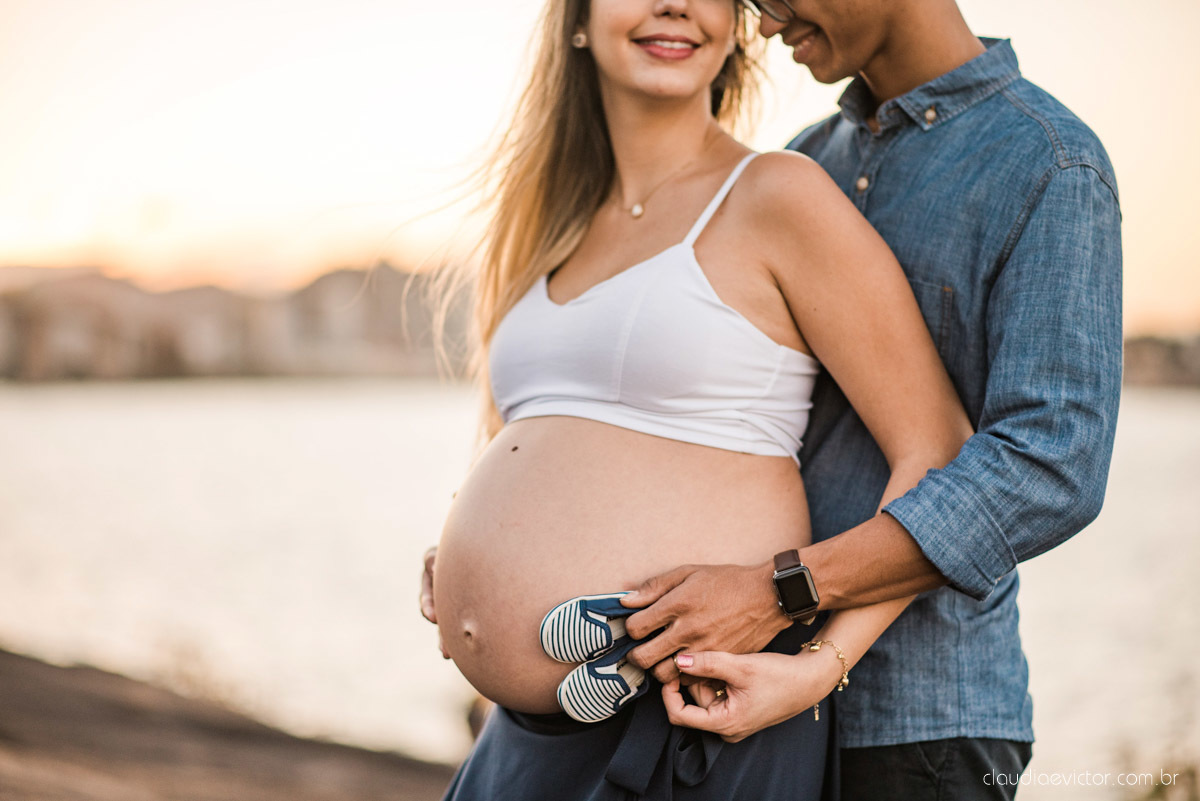 Lindo ensaio de gestante e grávida por fotógrafos de casamento em vila velha espirito santo es fotógrafos de casamento em vitória fotógrafos de casamento em serra com por do sol praia e fotos em família praia de itapoã e barcos de pescador