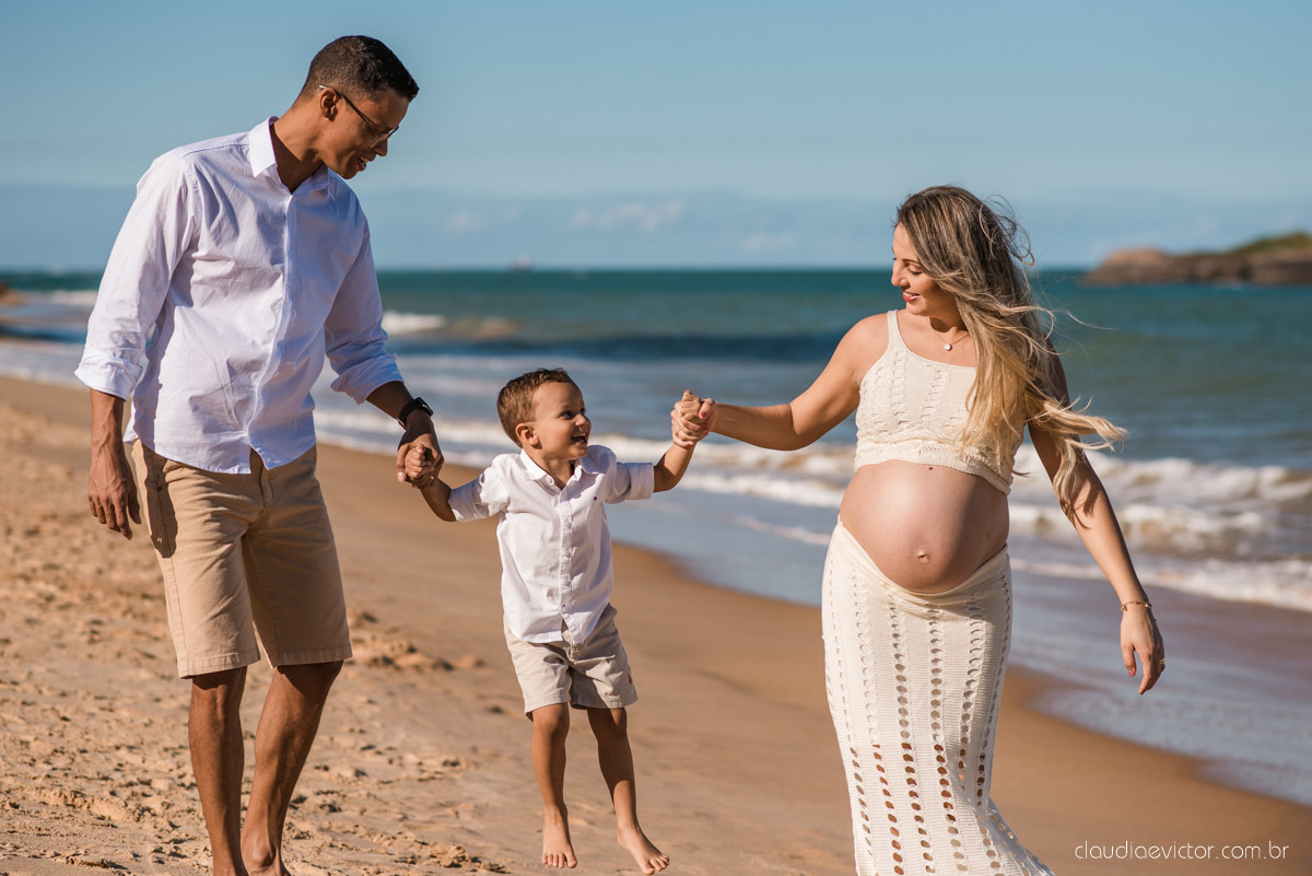 Lindo ensaio de gestante e grávida por fotógrafos de casamento em vila velha espirito santo es fotógrafos de casamento em vitória fotógrafos de casamento em serra com por do sol praia e fotos em família praia de itapoã e barcos de pescador