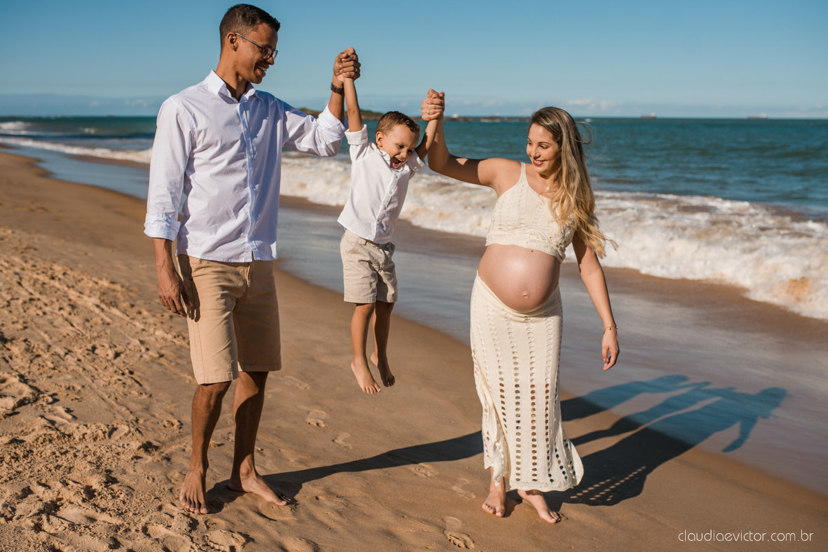 Lindo ensaio de gestante e grávida por fotógrafos de casamento em vila velha espirito santo es fotógrafos de casamento em vitória fotógrafos de casamento em serra com por do sol praia e fotos em família praia de itapoã e barcos de pescador