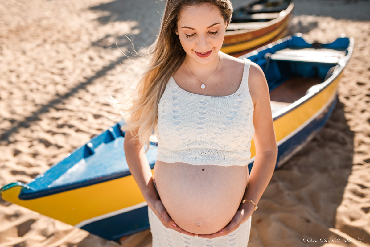 Lindo ensaio de gestante e grávida por fotógrafos de casamento em vila velha espirito santo es fotógrafos de casamento em vitória fotógrafos de casamento em serra com por do sol praia e fotos em família praia de itapoã e barcos de pescador