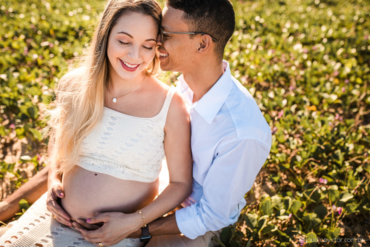Lindo ensaio de gestante e grávida por fotógrafos de casamento em vila velha espirito santo es fotógrafos de casamento em vitória fotógrafos de casamento em serra com por do sol praia e fotos em família praia de itapoã e barcos de pescador