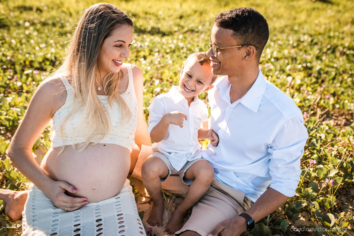 Lindo ensaio de gestante e grávida por fotógrafos de casamento em vila velha espirito santo es fotógrafos de casamento em vitória fotógrafos de casamento em serra com por do sol praia e fotos em família praia de itapoã e barcos de pescador