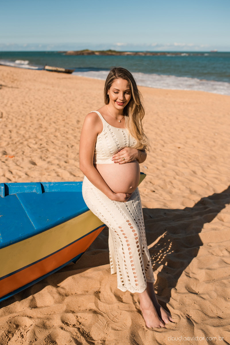 Lindo ensaio de gestante e grávida por fotógrafos de casamento em vila velha espirito santo es fotógrafos de casamento em vitória fotógrafos de casamento em serra com por do sol praia e fotos em família praia de itapoã e barcos de pescador