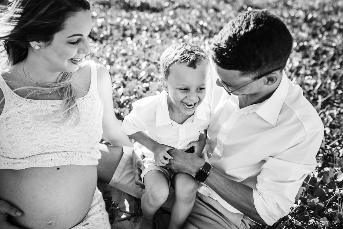 Lindo ensaio de gestante e grávida por fotógrafos de casamento em vila velha espirito santo es fotógrafos de casamento em vitória fotógrafos de casamento em serra com por do sol praia e fotos em família praia de itapoã e barcos de pescador