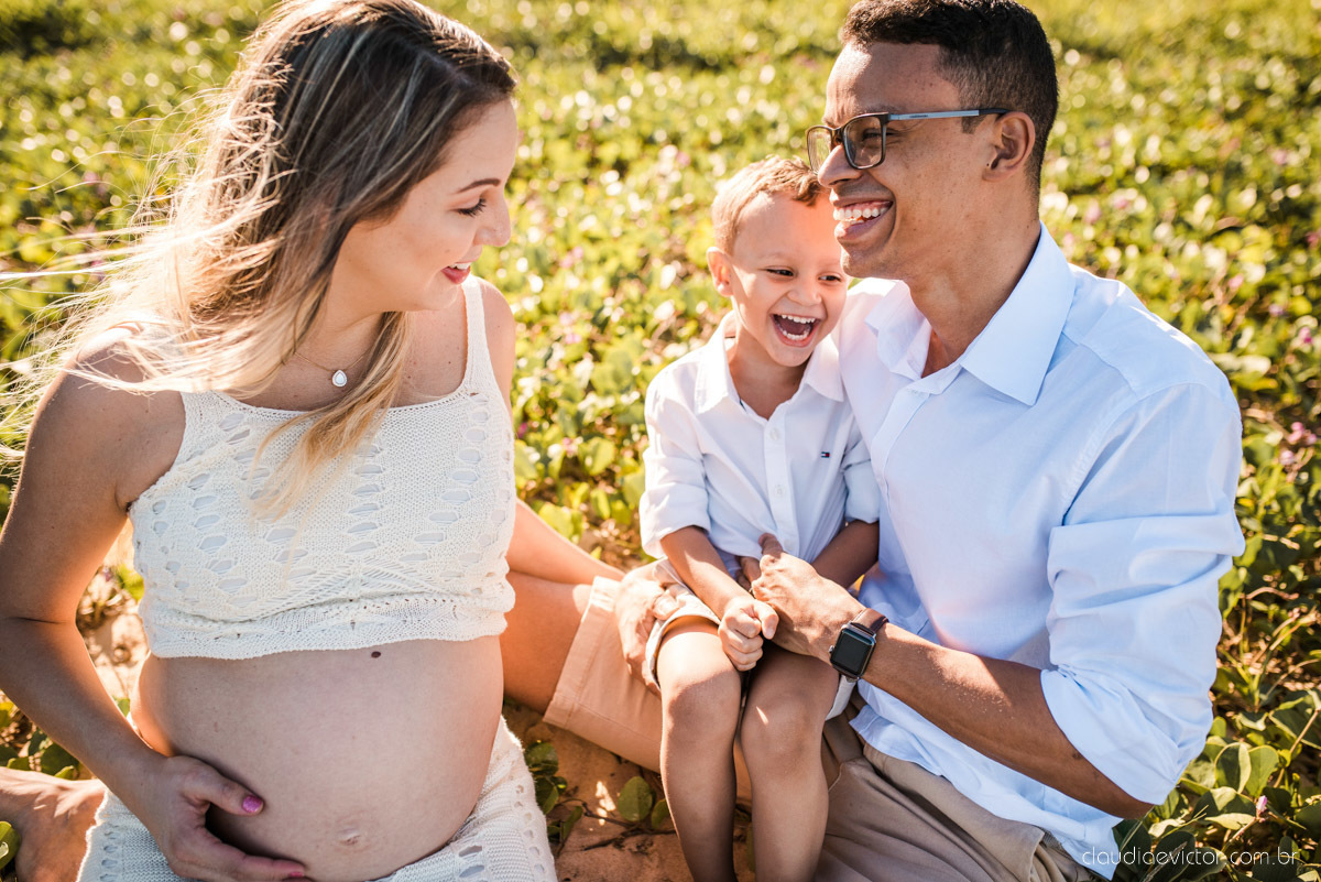 Lindo ensaio de gestante e grávida por fotógrafos de casamento em vila velha espirito santo es fotógrafos de casamento em vitória fotógrafos de casamento em serra com por do sol praia e fotos em família praia de itapoã e barcos de pescador