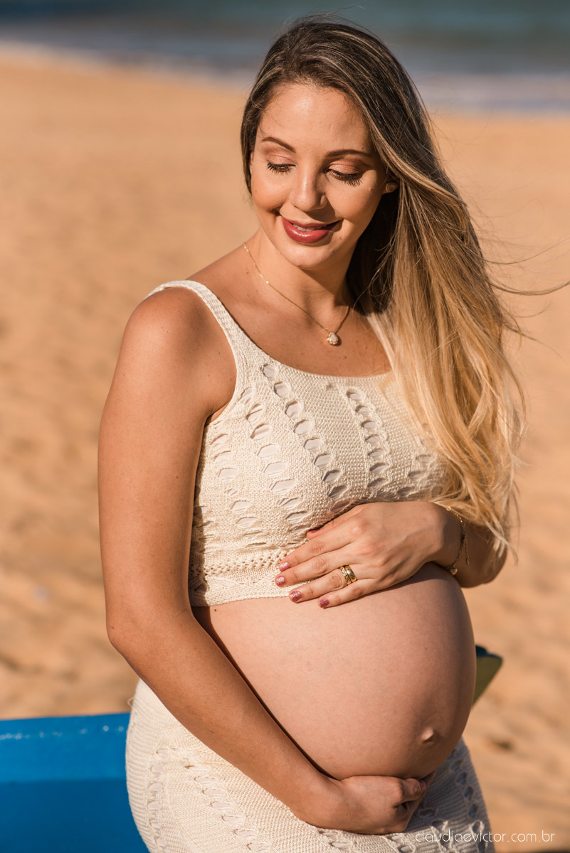 Lindo ensaio de gestante e grávida por fotógrafos de casamento em vila velha espirito santo es fotógrafos de casamento em vitória fotógrafos de casamento em serra com por do sol praia e fotos em família praia de itapoã e barcos de pescador