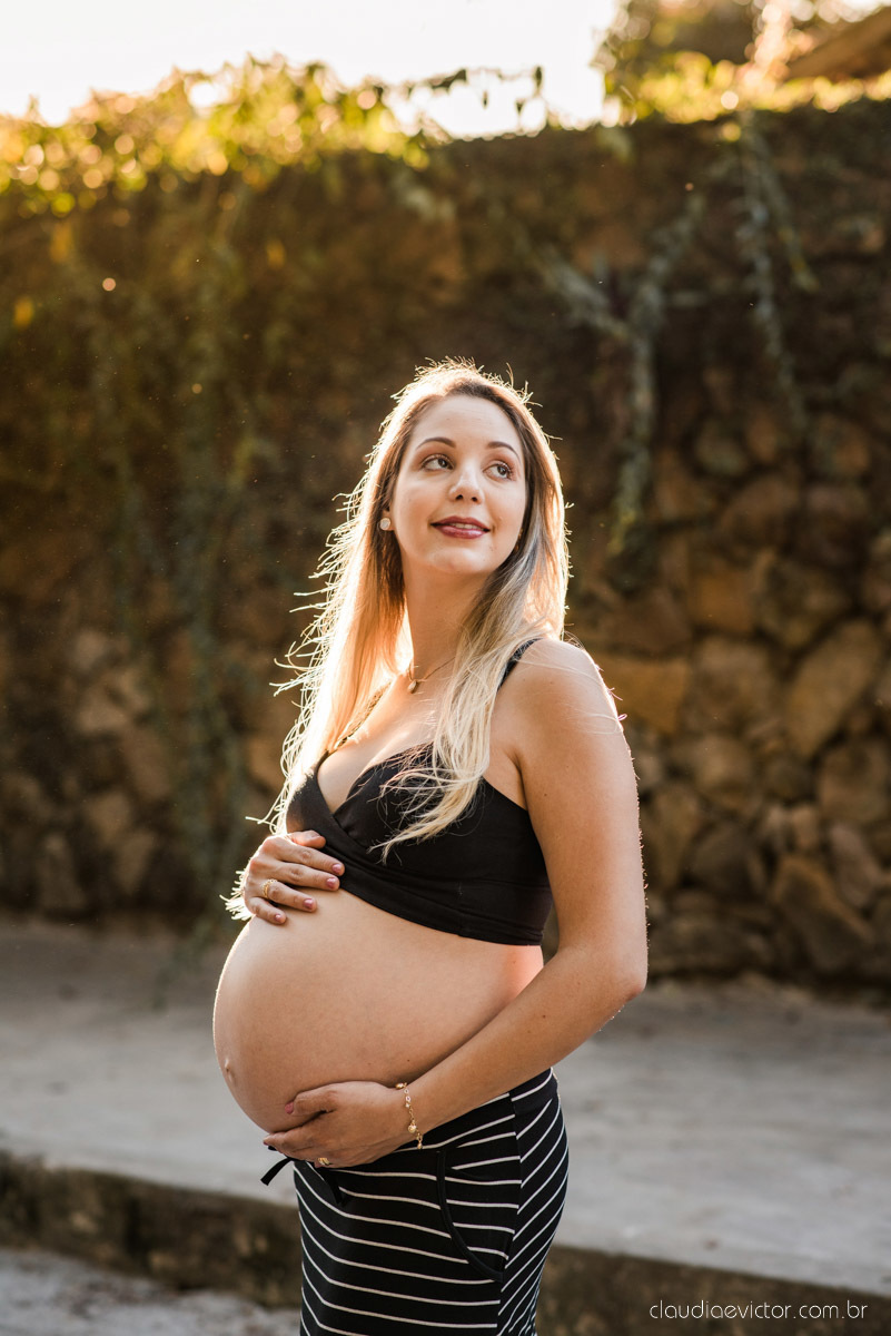 Lindo ensaio de gestante e grávida por fotógrafos de casamento em vila velha espirito santo es fotógrafos de casamento em vitória fotógrafos de casamento em serra com por do sol praia e fotos em família praia de itapoã e barcos de pescador