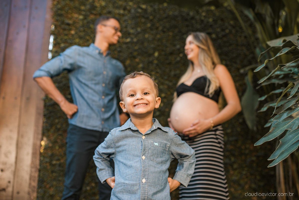 Lindo ensaio de gestante e grávida por fotógrafos de casamento em vila velha espirito santo es fotógrafos de casamento em vitória fotógrafos de casamento em serra com por do sol praia e fotos em família praia de itapoã e barcos de pescador