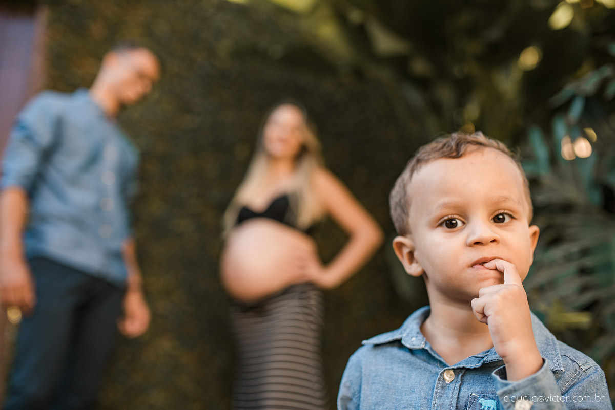 Lindo ensaio de gestante e grávida por fotógrafos de casamento em vila velha espirito santo es fotógrafos de casamento em vitória fotógrafos de casamento em serra com por do sol praia e fotos em família praia de itapoã e barcos de pescador