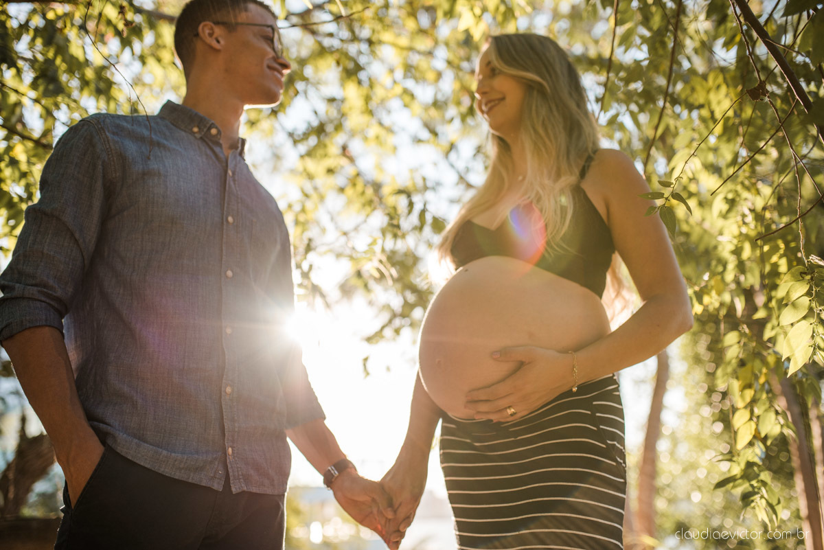 Lindo ensaio de gestante e grávida por fotógrafos de casamento em vila velha espirito santo es fotógrafos de casamento em vitória fotógrafos de casamento em serra com por do sol praia e fotos em família praia de itapoã e barcos de pescador