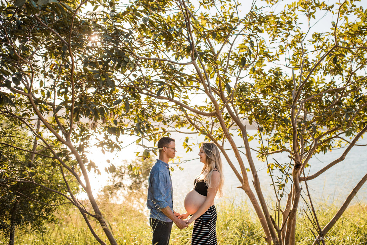 Lindo ensaio de gestante e grávida por fotógrafos de casamento em vila velha espirito santo es fotógrafos de casamento em vitória fotógrafos de casamento em serra com por do sol praia e fotos em família praia de itapoã e barcos de pescador