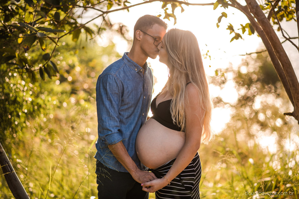 Lindo ensaio de gestante e grávida por fotógrafos de casamento em vila velha espirito santo es fotógrafos de casamento em vitória fotógrafos de casamento em serra com por do sol praia e fotos em família praia de itapoã e barcos de pescador